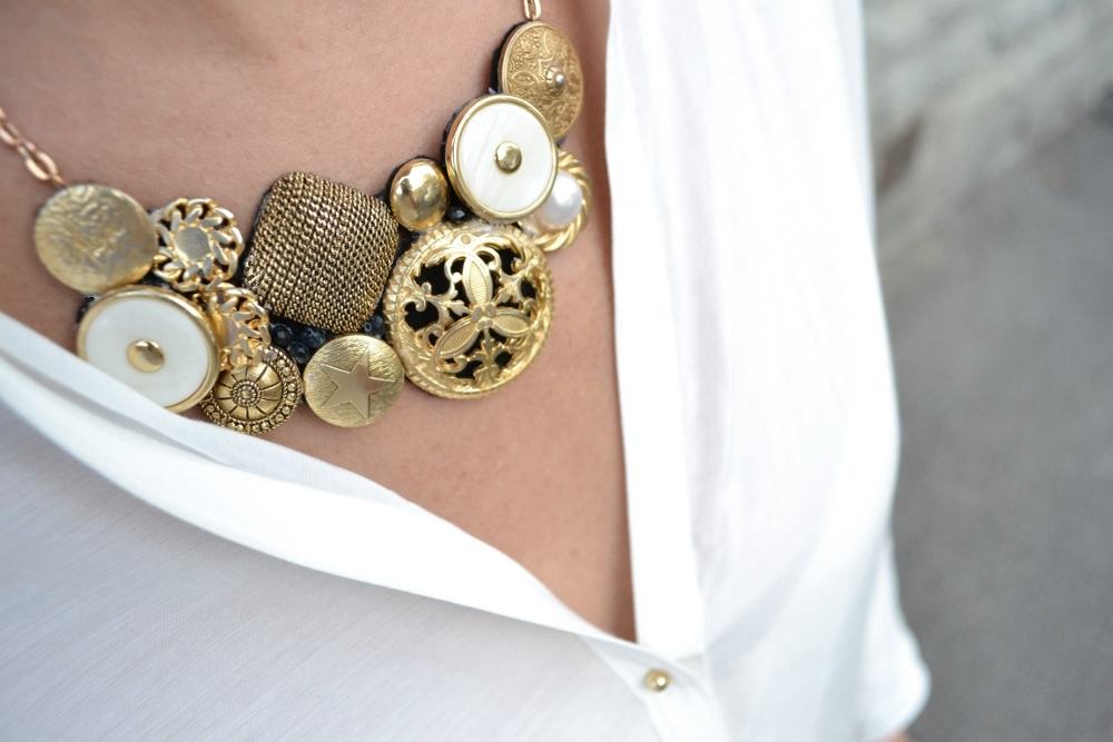 Vintage buttons necklace
