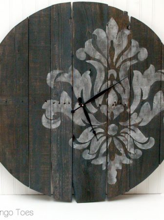 Stencilled Pallet Clock