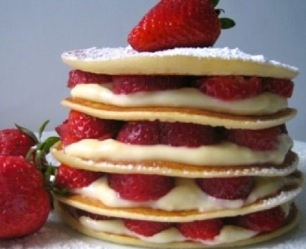 Pancakes Crema Diplomatica e Fragole