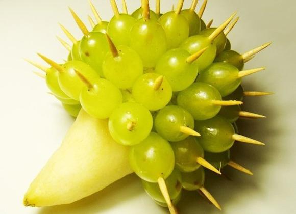Decorazione Uva Artificiale Con Foglie - Frutta Finta In Gomma Siliconica - Lunghezza 25 Cm, Verde Misto