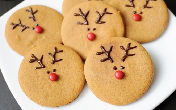 Biscotti natalizi decorati con cioccolato