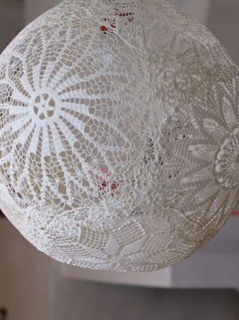 Lampadario di pizzo leggero ed elegante