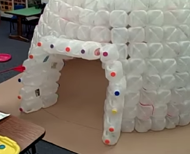 Igloo con flaconi di plastica