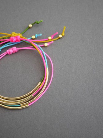 Braccialetti fai da te con fili colorati