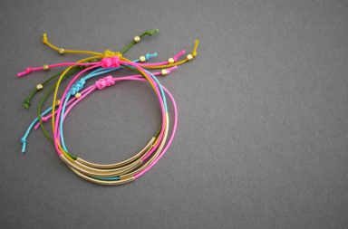 Braccialetti fai da te con fili colorati