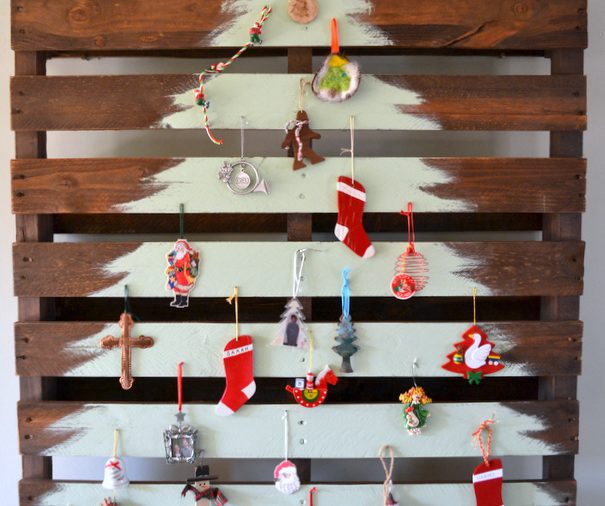 Albero di Natale dipinto su pallet