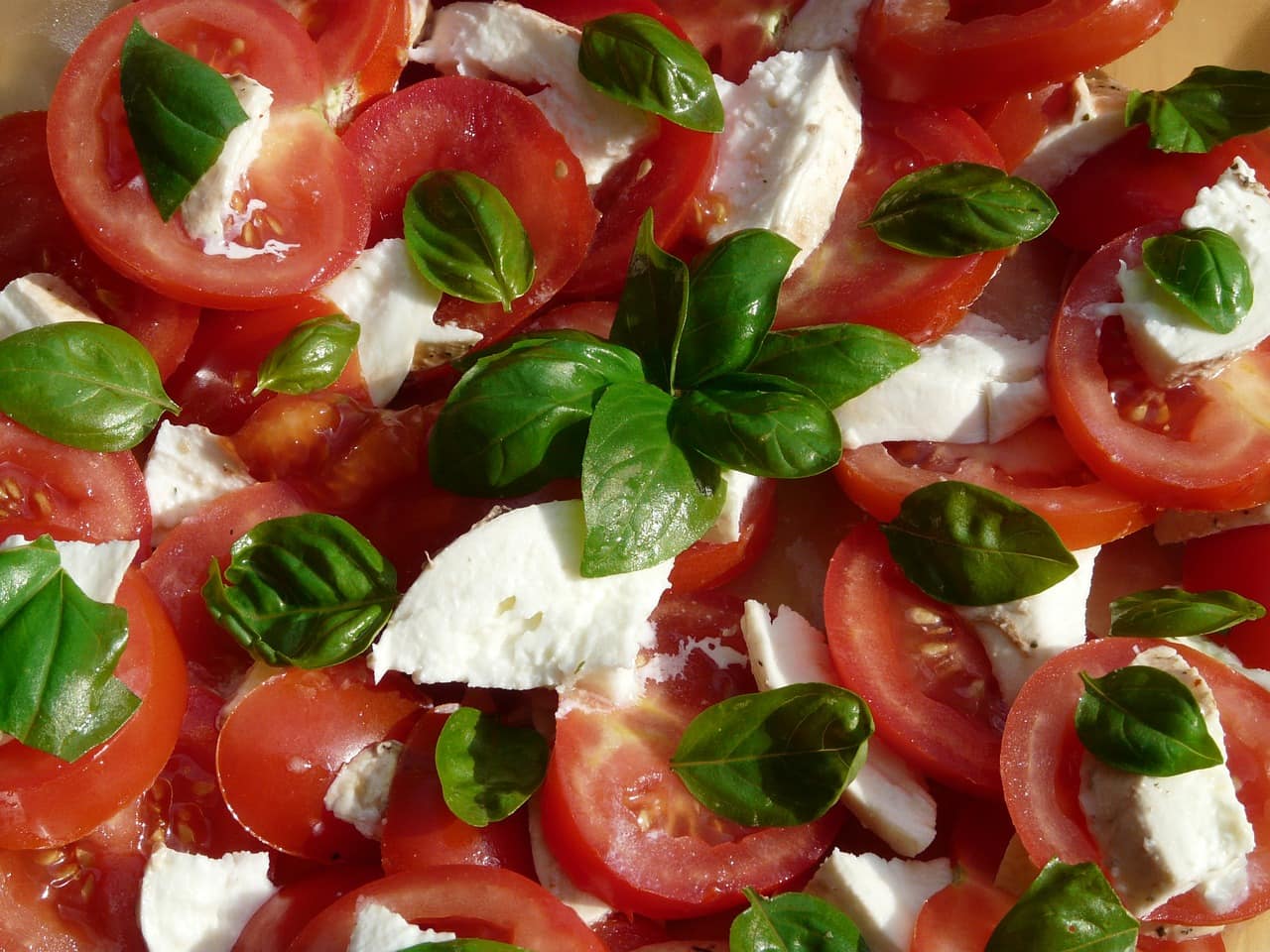 ricette-estate-insalata-pomodori-mozzarella-basilico - Passion DIY