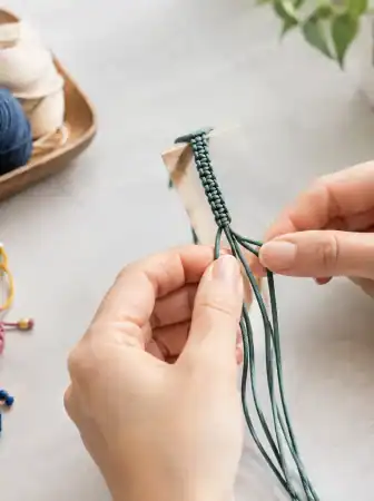 Come intrecciare braccialetti macramè a mano