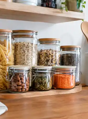 Cucina organizzata con barattoli fai da te
