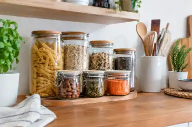 Cucina organizzata con barattoli fai da te
